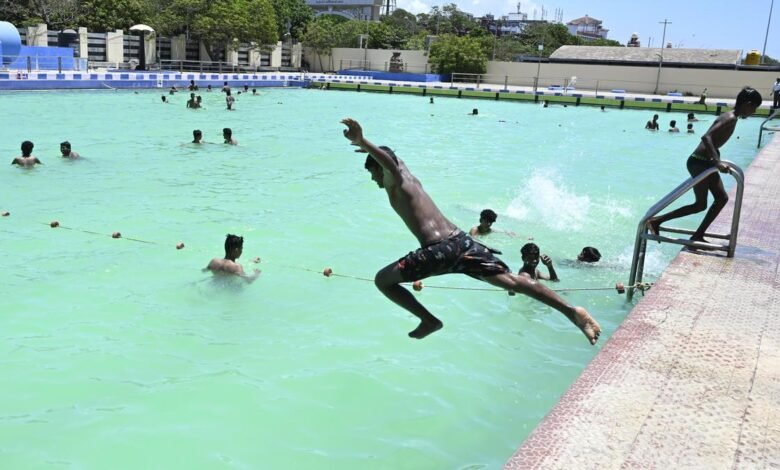 Swimming pools and eye health: how to protect your vision this summer